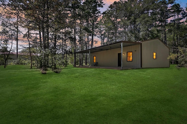 view of yard at dusk