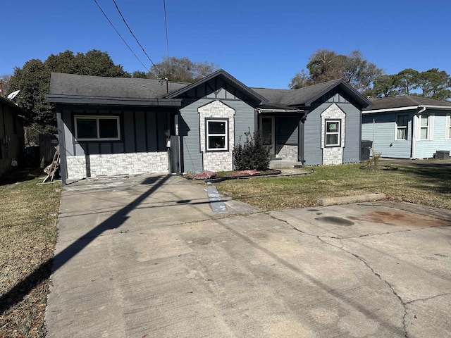 view of front of home with a front lawn