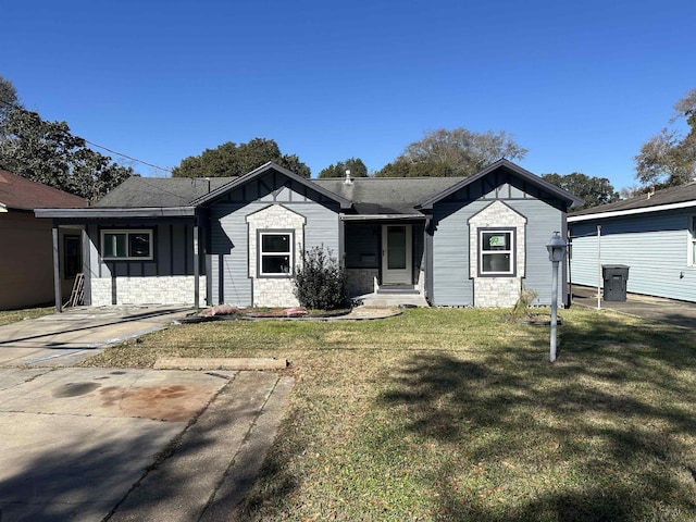 single story home featuring a front yard