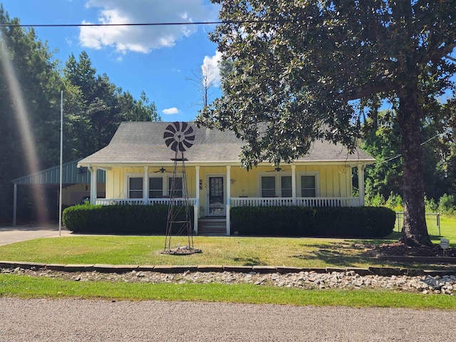 view of front of house featuring a front lawn, a porch, and a carport