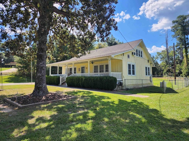 view of front of property featuring ceiling fan, a porch, and a front lawn