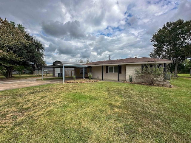 view of front of home featuring a carport, a front yard, and central AC