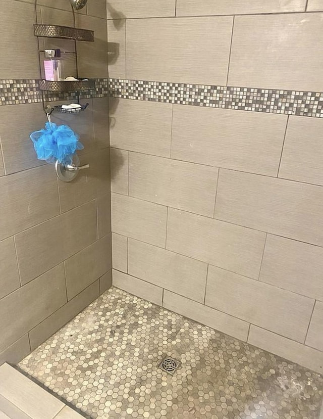 bathroom featuring a tile shower