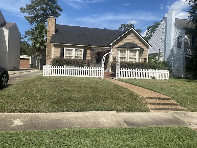 view of front of home featuring a front yard