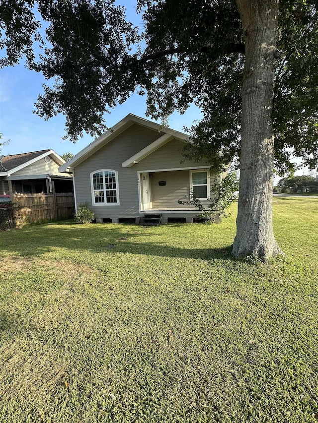 view of front facade with a front lawn