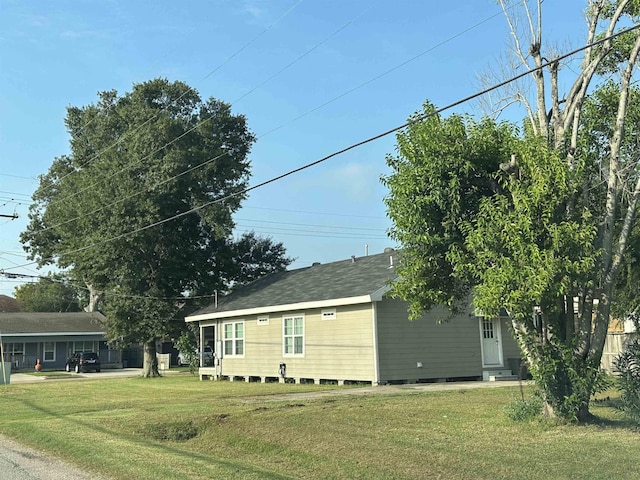 view of front of property featuring a front lawn