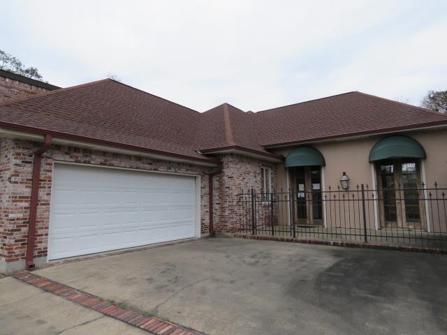 ranch-style home featuring a garage