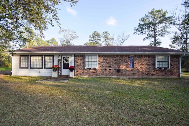 ranch-style house featuring a front yard