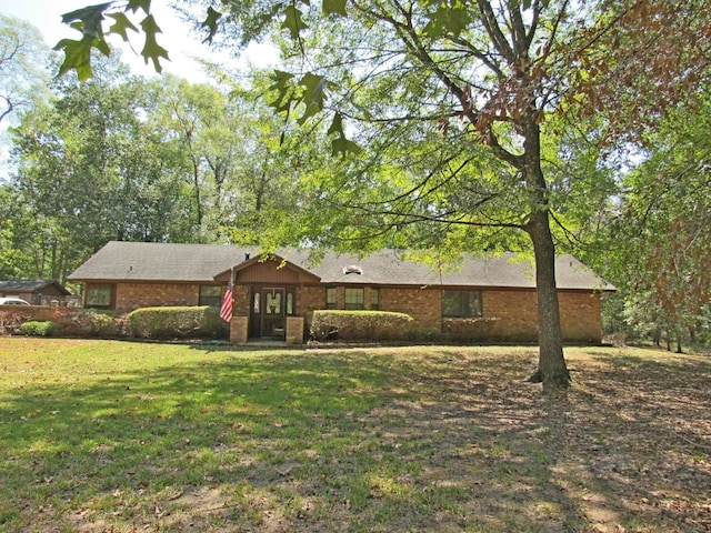 single story home with a front yard