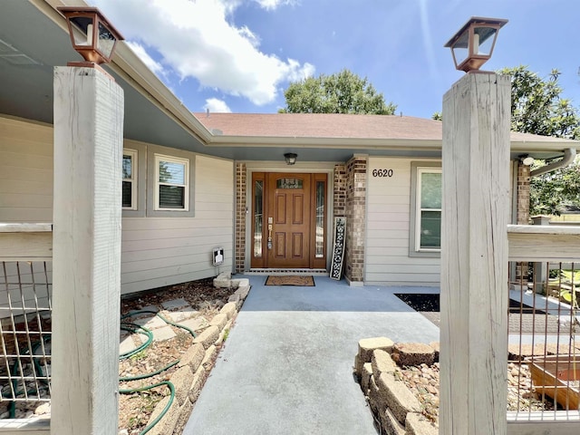 property entrance featuring a porch