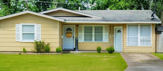 3575 Cecil Dr, Beaumont, TX 77706 - bungalow-style house featuring roof with shingles and a front yard