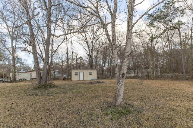 view of yard with an outbuilding