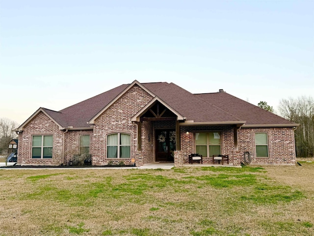 view of front facade featuring a front yard