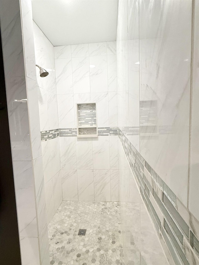 bathroom featuring tiled shower