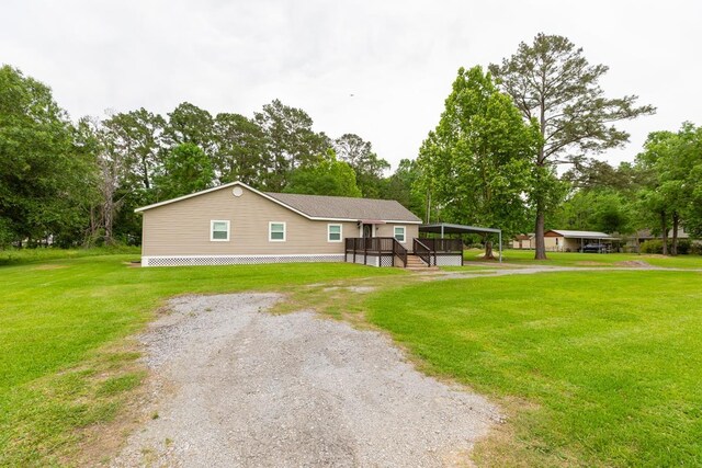 view of front facade featuring driveway and a front yard