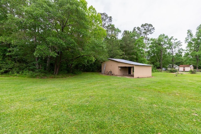 view of yard with an outbuilding
