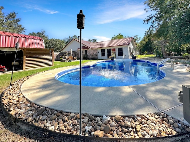 view of swimming pool with an outdoor structure