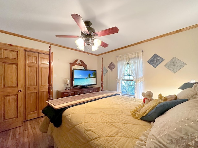 bedroom featuring a closet, ceiling fan, crown molding, and hardwood / wood-style flooring