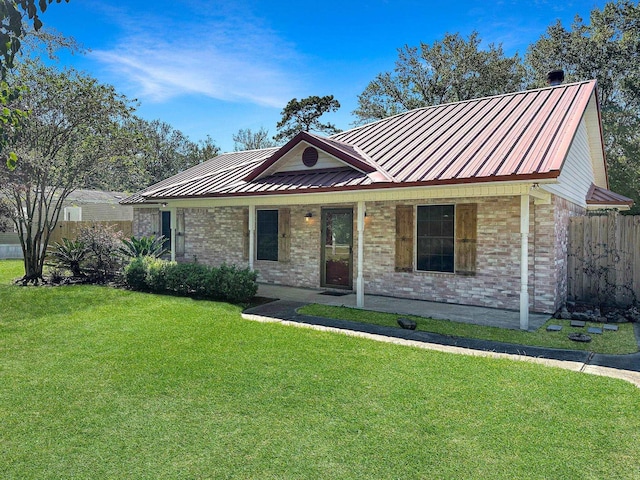 view of front of house featuring a front lawn