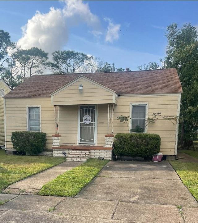 view of front of house featuring a front lawn