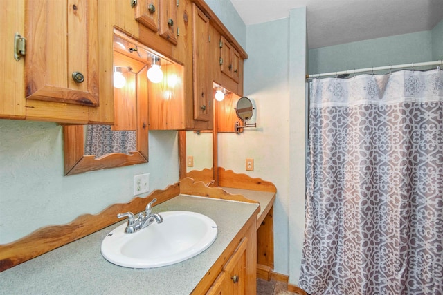 bathroom featuring a shower with shower curtain and vanity