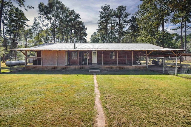 view of front of house with a carport and a front yard