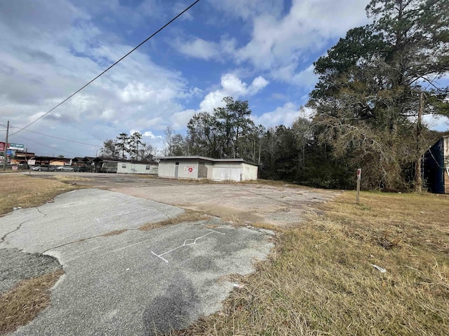 Listing photo 3 for 1280 N Main St, Vidor TX 77662