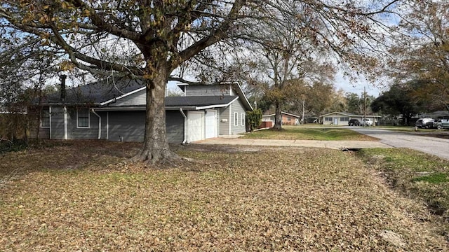 view of yard with a garage