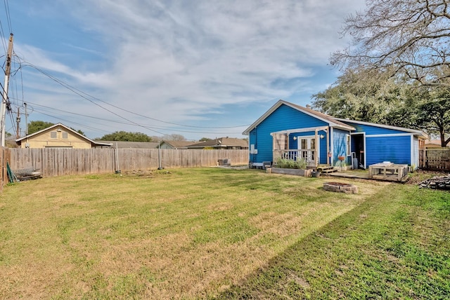 view of yard featuring a fire pit