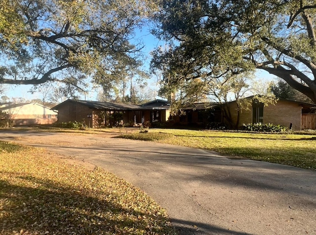 single story home with a front lawn and driveway