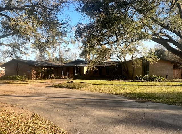 single story home featuring driveway and a front yard