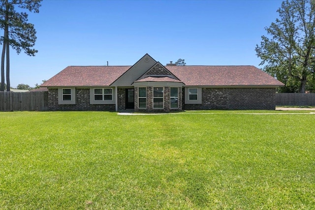 view of front of property featuring a front lawn