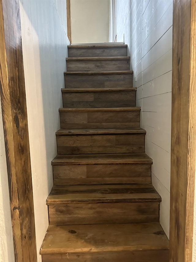 127 Hilldale Dr, Nederland, TX 77627 - view of staircase