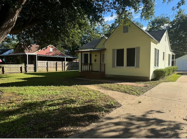 view of front of house with a front lawn