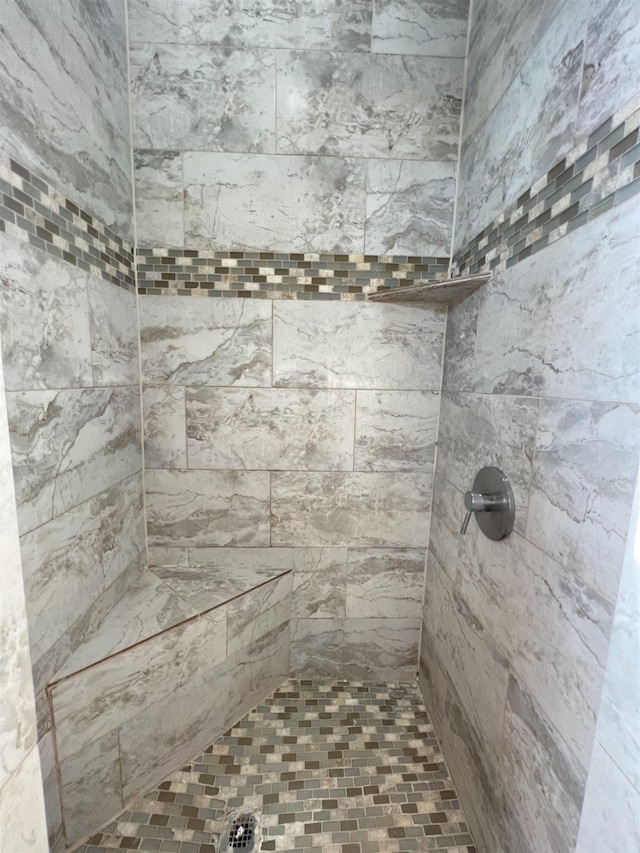 bathroom featuring a tile shower