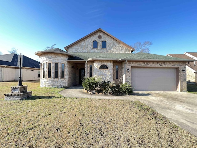 view of front facade featuring a garage and a front yard