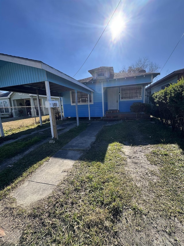 view of front of house featuring a front yard