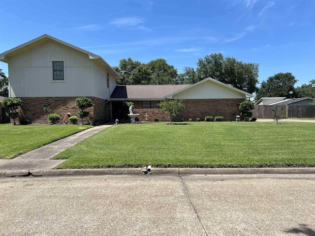 view of front facade featuring a front lawn