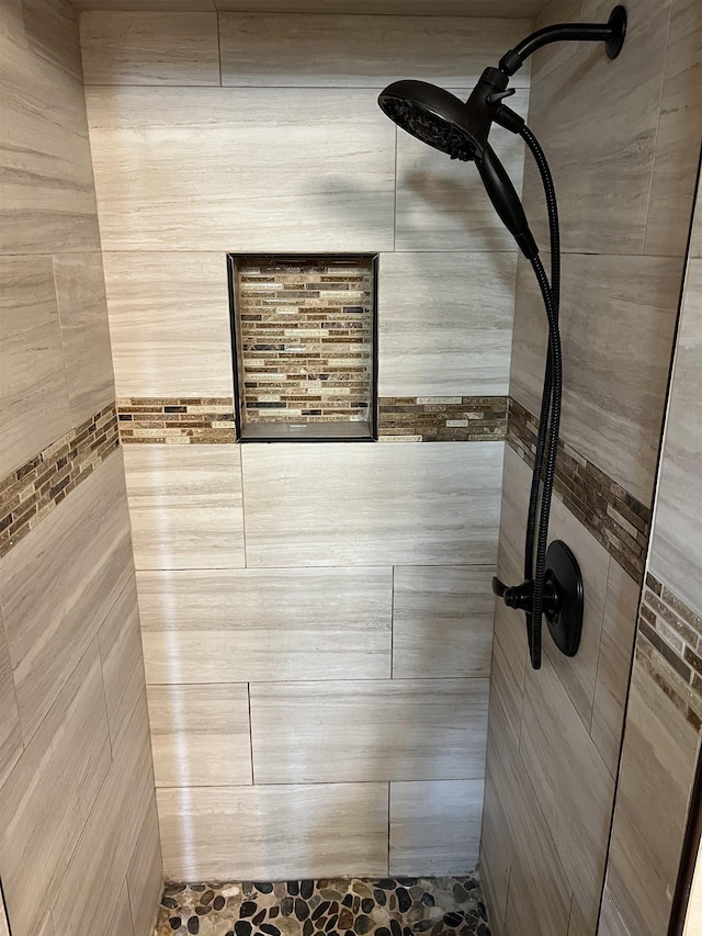 details featuring tiled shower