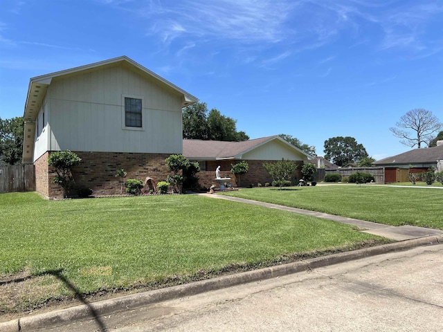 view of front of home featuring a front lawn