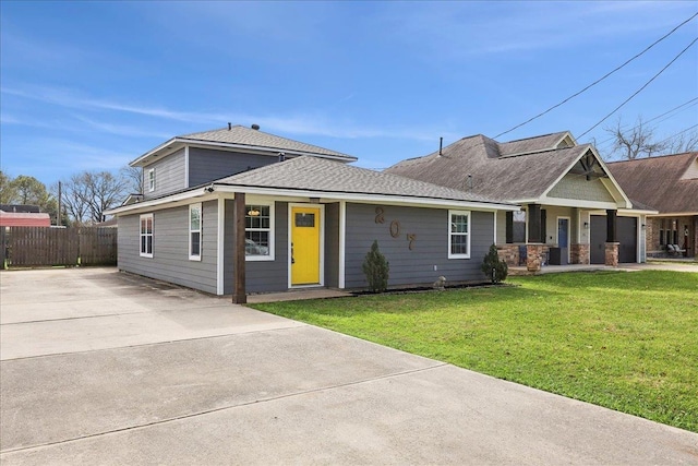 view of front of property featuring a front lawn