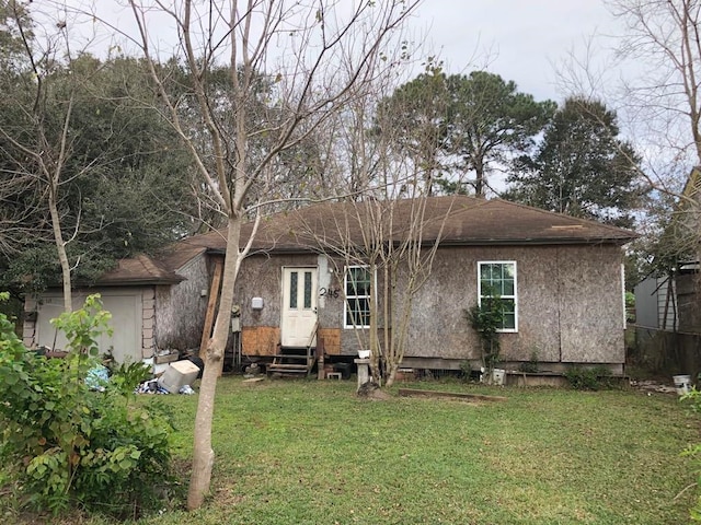 view of front of house with a front lawn