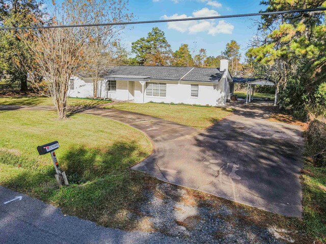 single story home with a front lawn