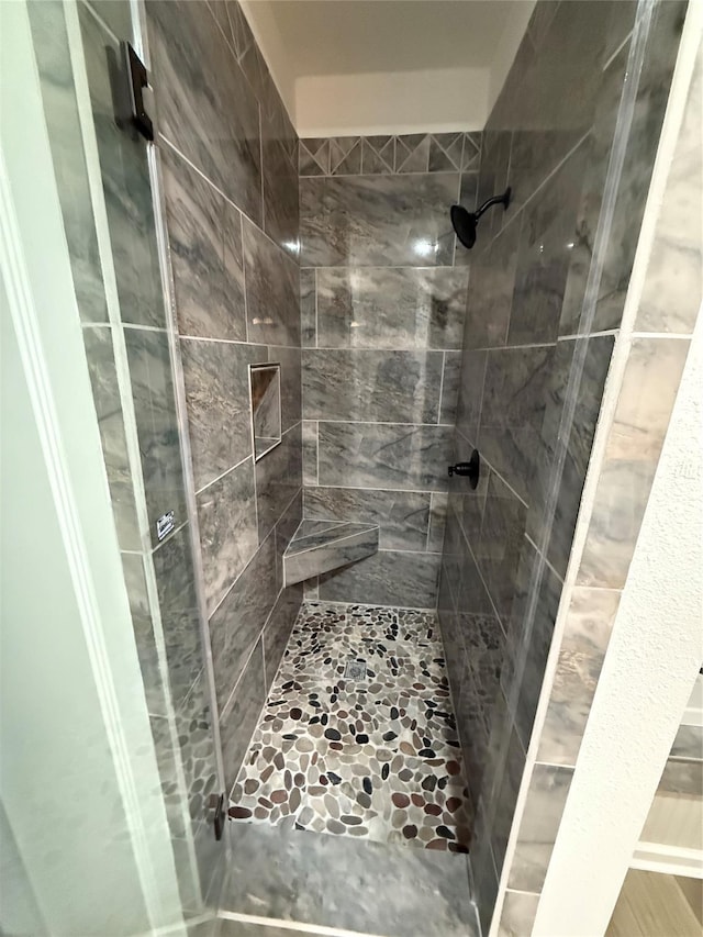 bathroom featuring tiled shower