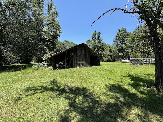 view of yard featuring an outbuilding