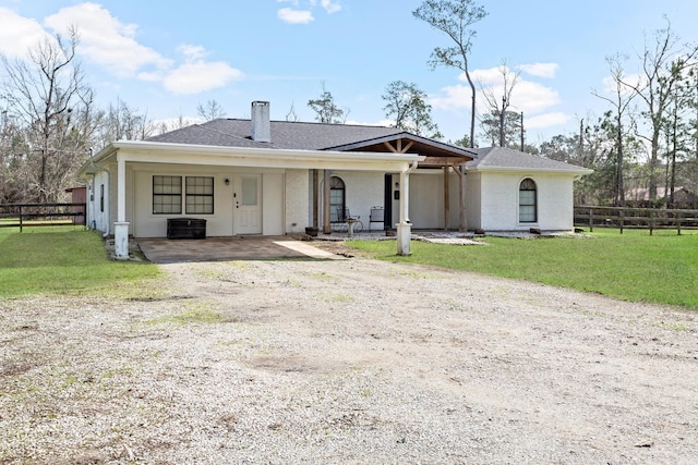 view of front facade featuring covered porch and a front lawn