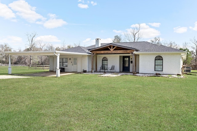 ranch-style home featuring a front lawn