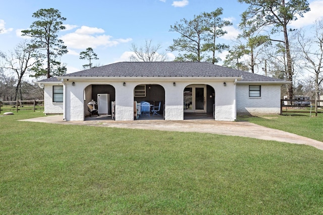 view of front of house with a front lawn