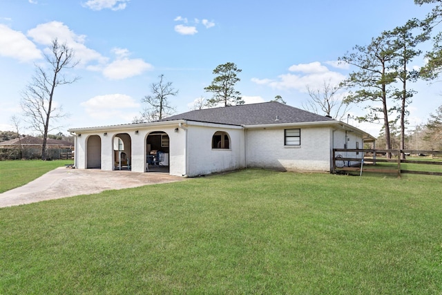 view of front facade with a garage and a front yard