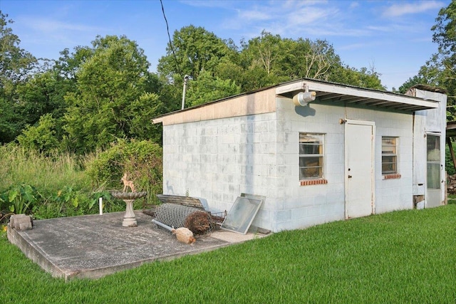 view of outbuilding featuring a yard